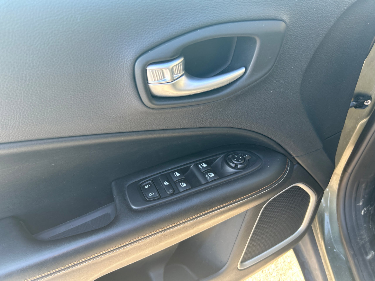 Used 2017 Jeep Compass Latitude w/ Popular Equipment Group image 12