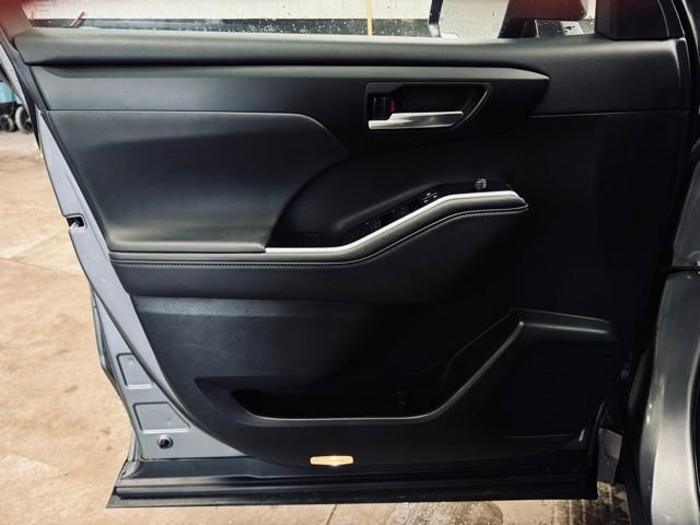Used 2025 Toyota Highlander XLE image 12