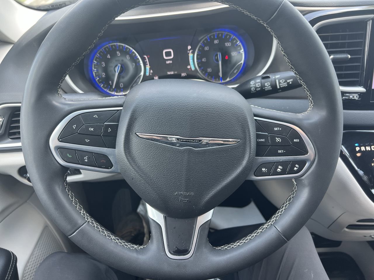 Used 2023 Chrysler Pacifica Touring-L FWD image 18