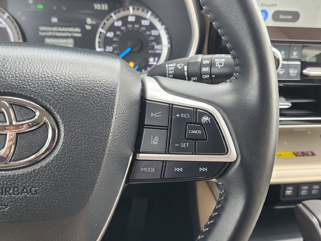 Used 2025 Toyota Highlander XLE AWD/4WD image 17
