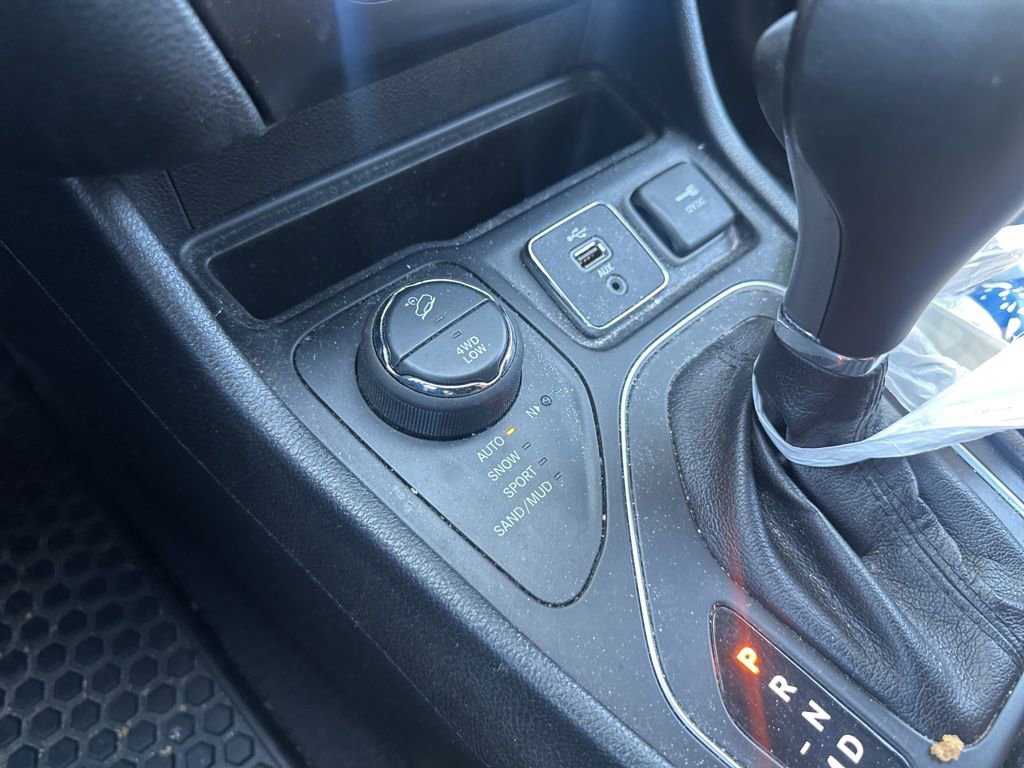 Used 2019 Jeep Cherokee Latitude Plus w/ Comfort/Convenience Group AWD/4WD image 17