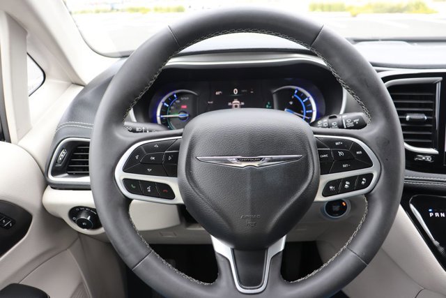 Used 2023 Chrysler Pacifica Touring-L image 19