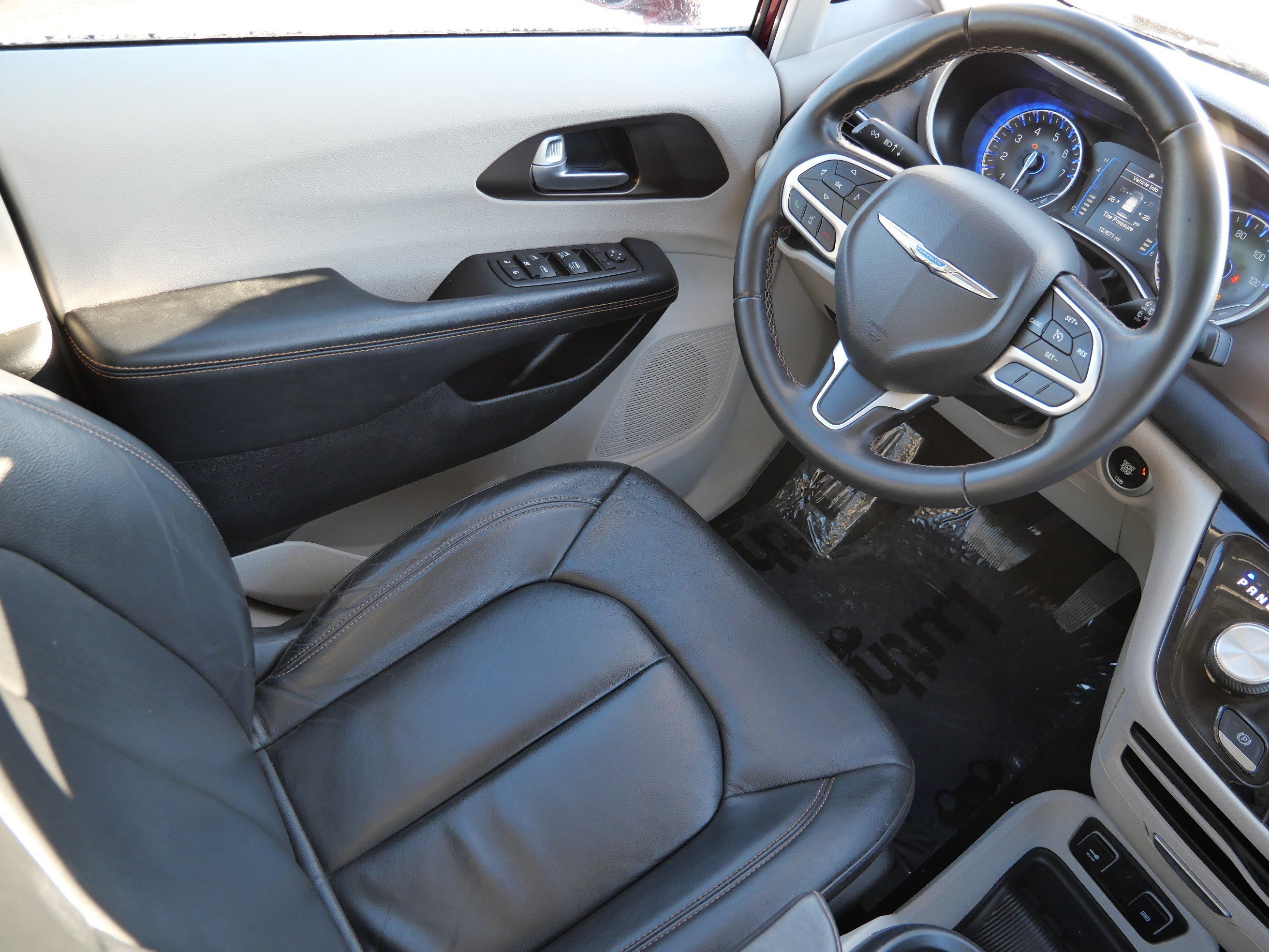 Used 2017 Chrysler Pacifica Touring-L image 9