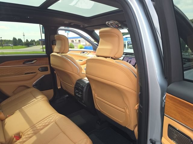 Used 2025 Jeep Grand Cherokee Summit AWD/4WD image 51