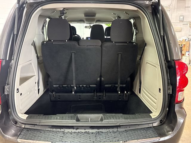 Used 2018 Dodge Grand Caravan SE FWD image 18