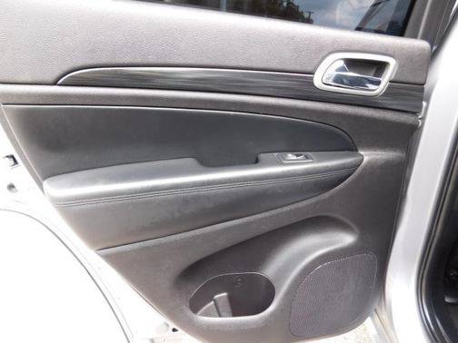 Used 2020 Jeep Grand Cherokee Altitude AWD/4WD image 13