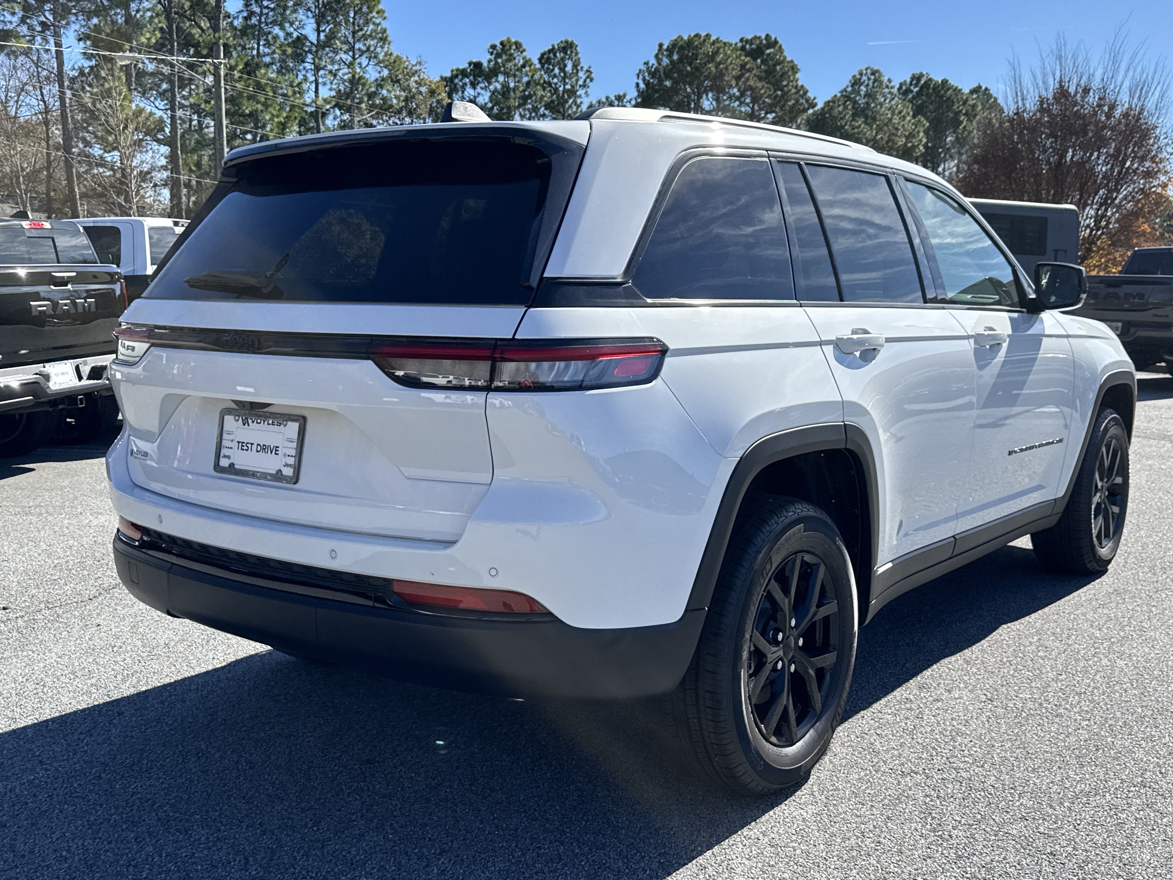 New 2025 Jeep Grand Cherokee Altitude image 8