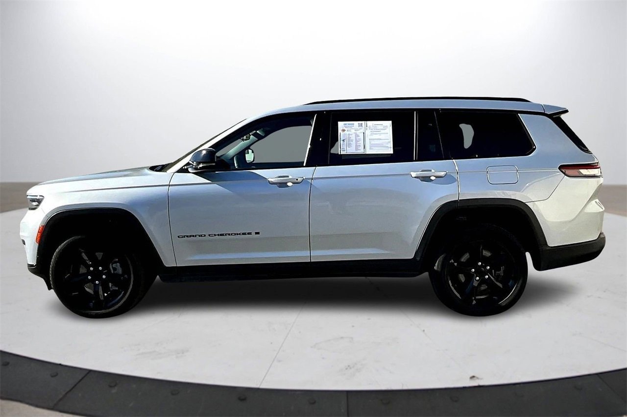Used 2023 Jeep Grand Cherokee L Laredo image 5