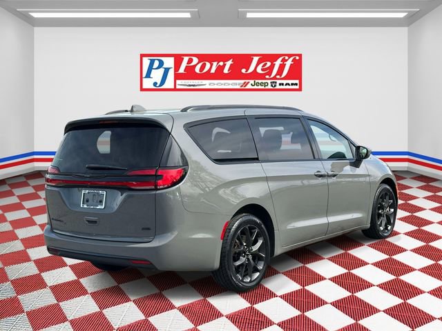 Used 2022 Chrysler Pacifica Touring-L w/ S Appearance Package AWD/4WD image 4
