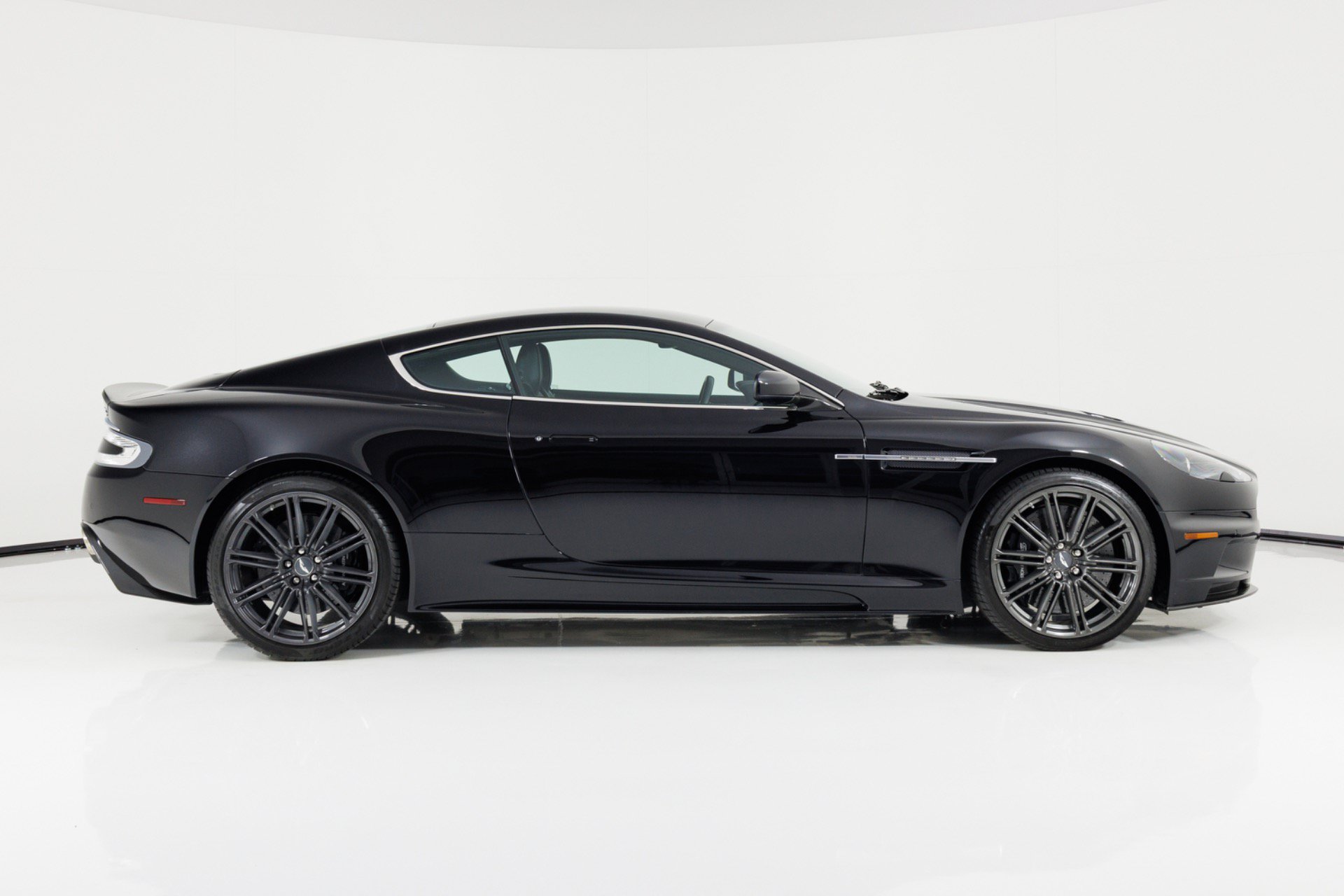 Used 2009 Aston Martin DBS Coupe RWD image 2