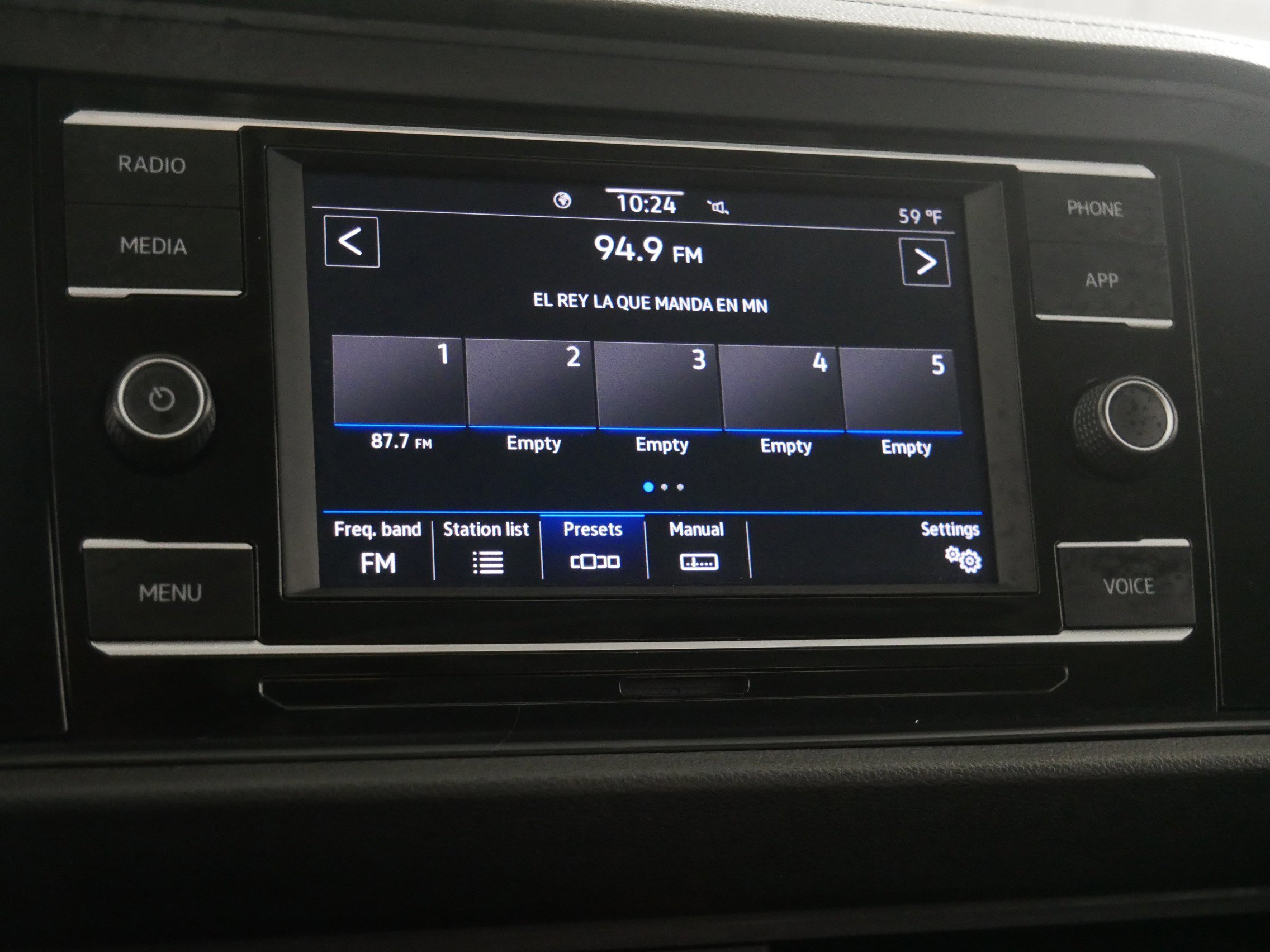 Certified 2022 Volkswagen Jetta SE w/ Panoramic Sunroof Package image 22