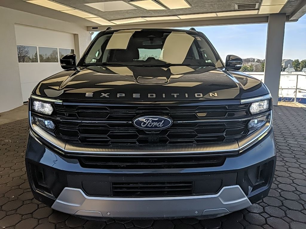 Used 2025 Ford Expedition Platinum image 2