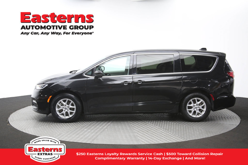 Used 2023 Chrysler Pacifica Touring-L FWD image 62