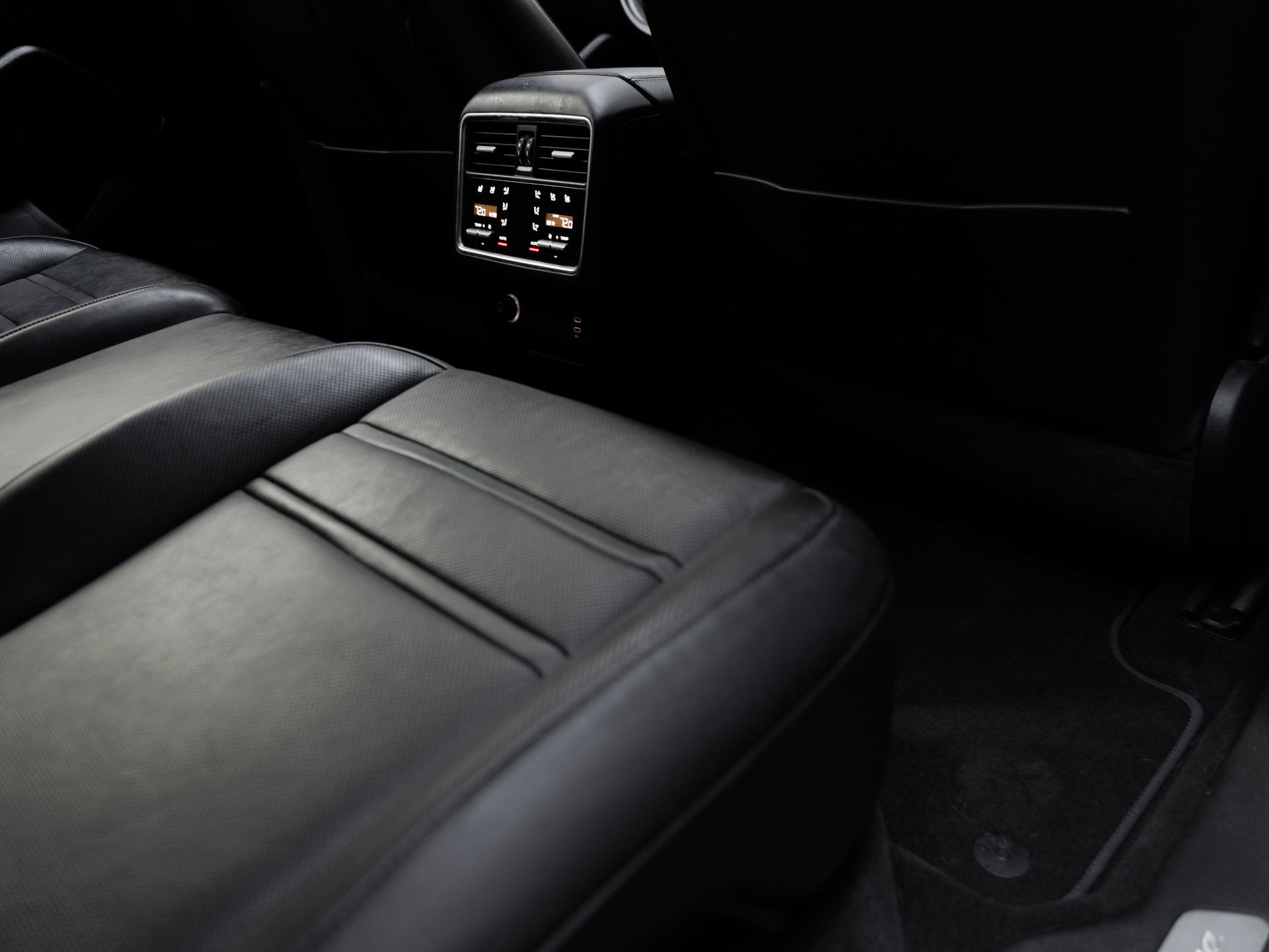 Certified 2023 Porsche Cayenne Platinum Edition AWD/4WD image 36