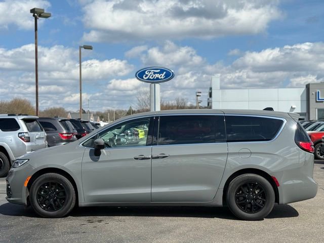Used 2023 Chrysler Pacifica Touring-L FWD image 41