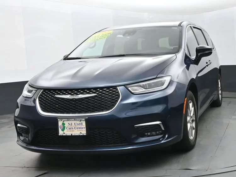 Used 2025 Chrysler Pacifica Select