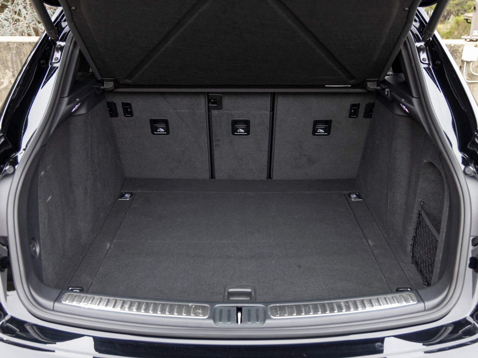 Certified 2025 Porsche Macan image 40