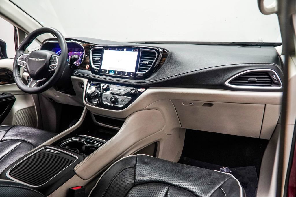 Used 2023 Chrysler Pacifica Limited FWD image 16