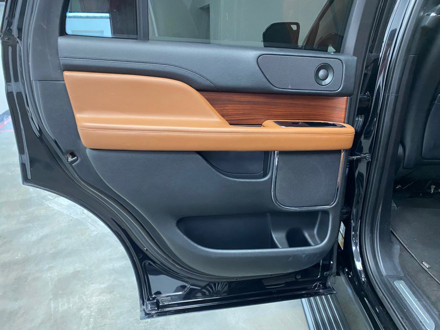 Used 2018 Lincoln Navigator Reserve AWD/4WD image 30