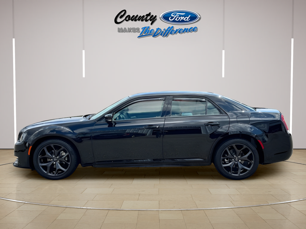 Used 2023 Chrysler 300 Touring L RWD image 3