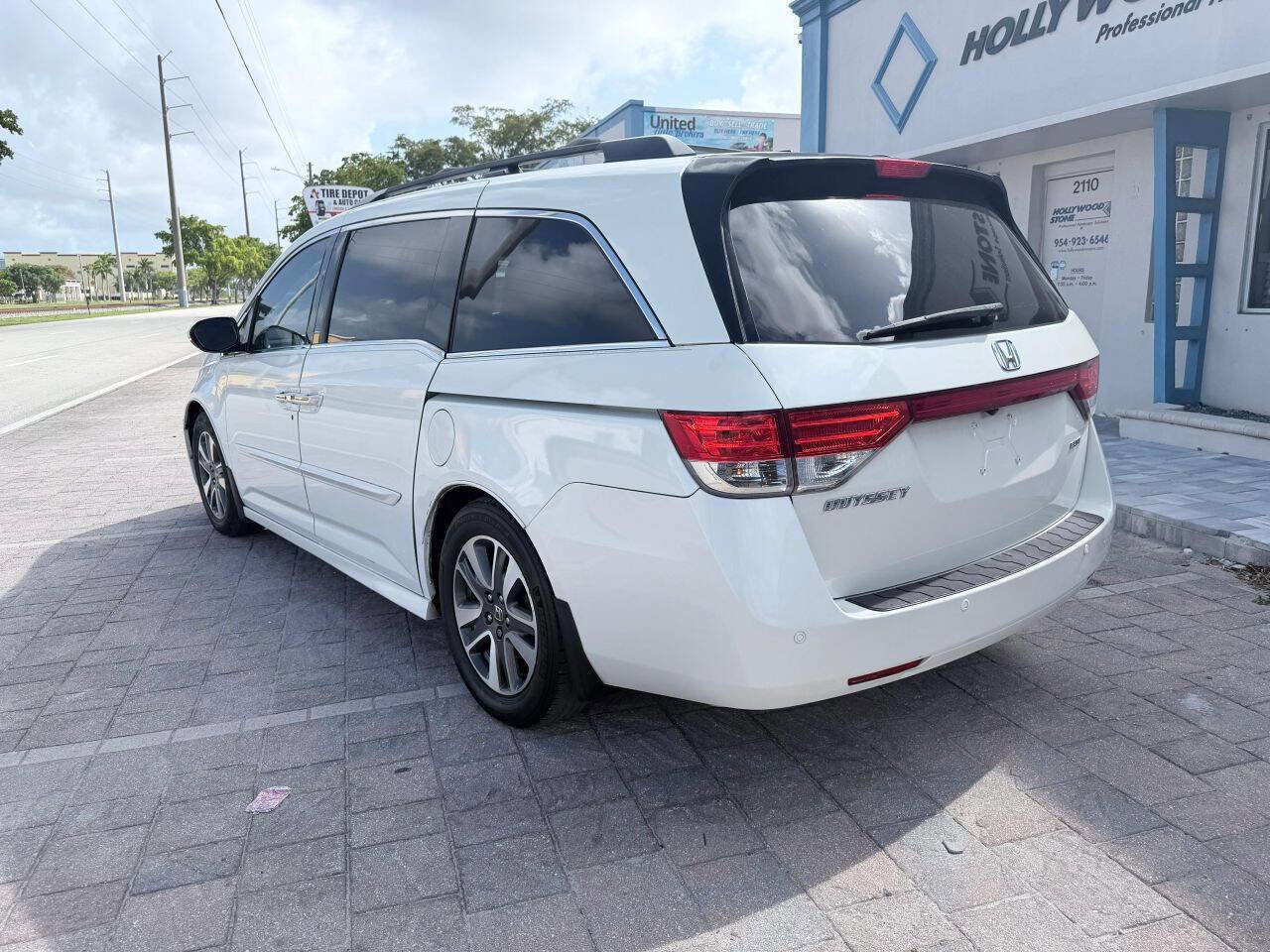Used 2014 Honda Odyssey Touring Elite image 4