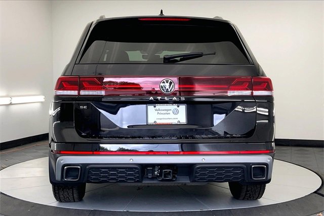Used 2025 Volkswagen Atlas Peak Edition SE image 4