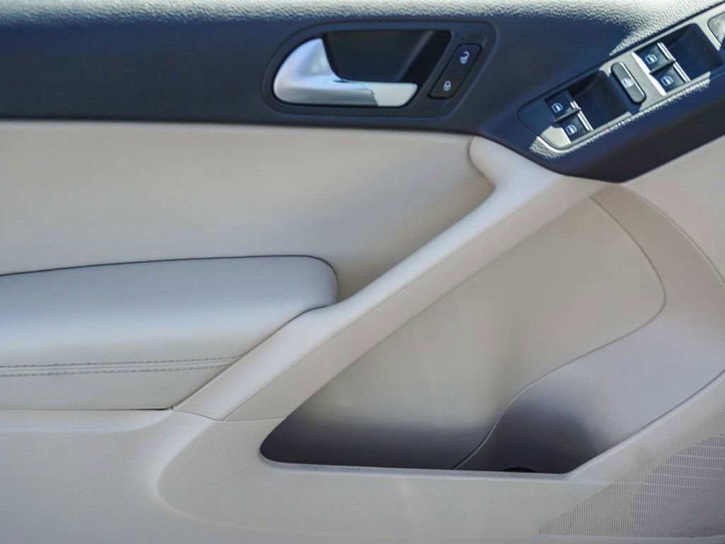 Used 2017 Volkswagen Tiguan S image 18