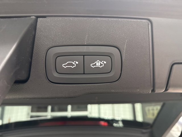 Used 2021 Volvo XC60 T5 Momentum w/ Protection Package Premier image 21