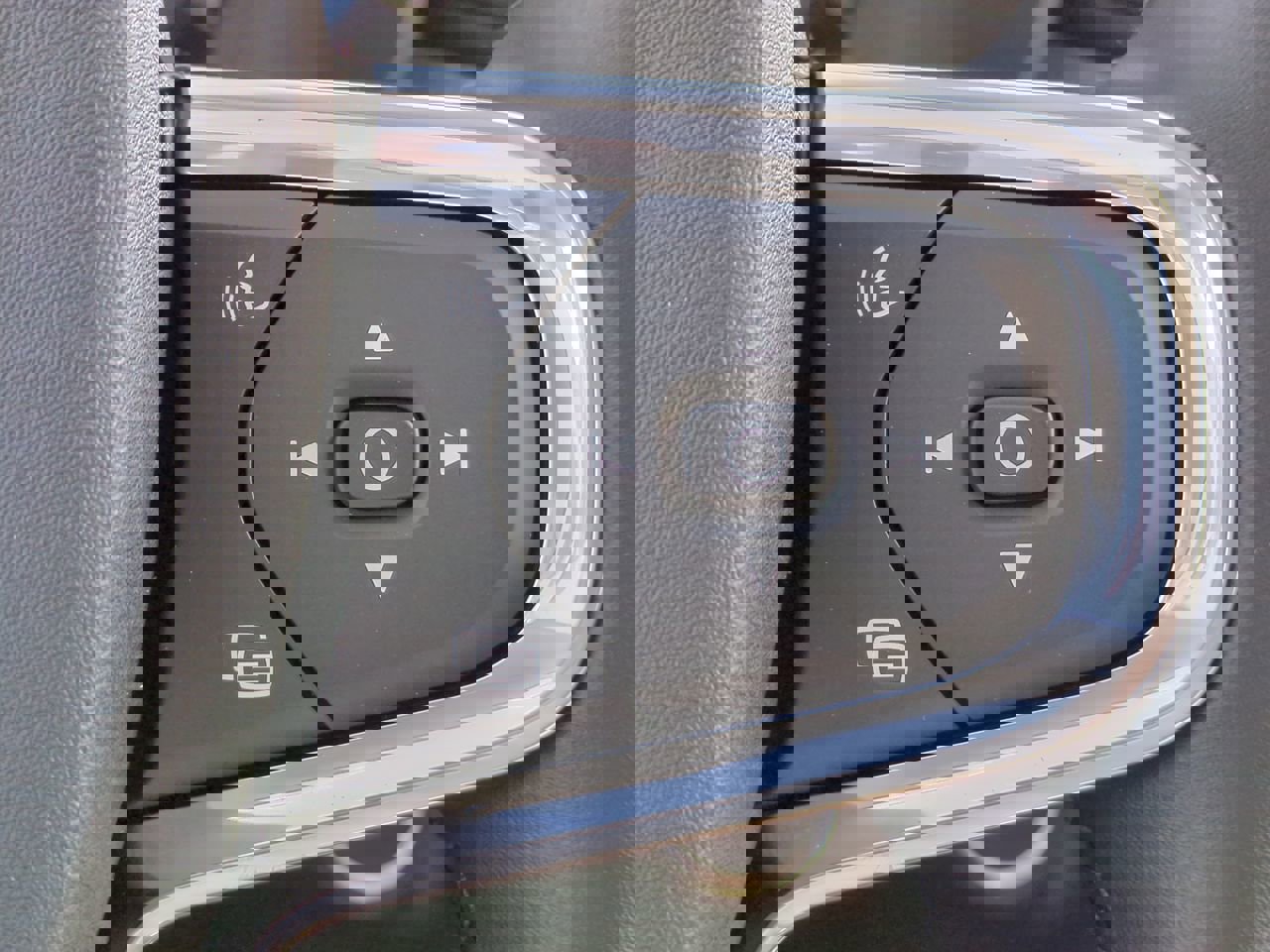 New 2025 Volvo XC40 B5 Core w/ Protection Package Premier image 25