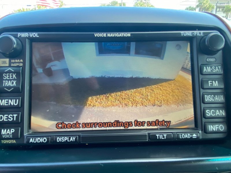 Used 2009 Toyota Sienna 5dr 7-Pass Van XLE AWD image 9