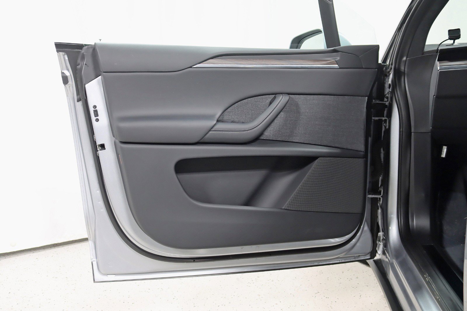 Used 2025 Tesla Model X image 35