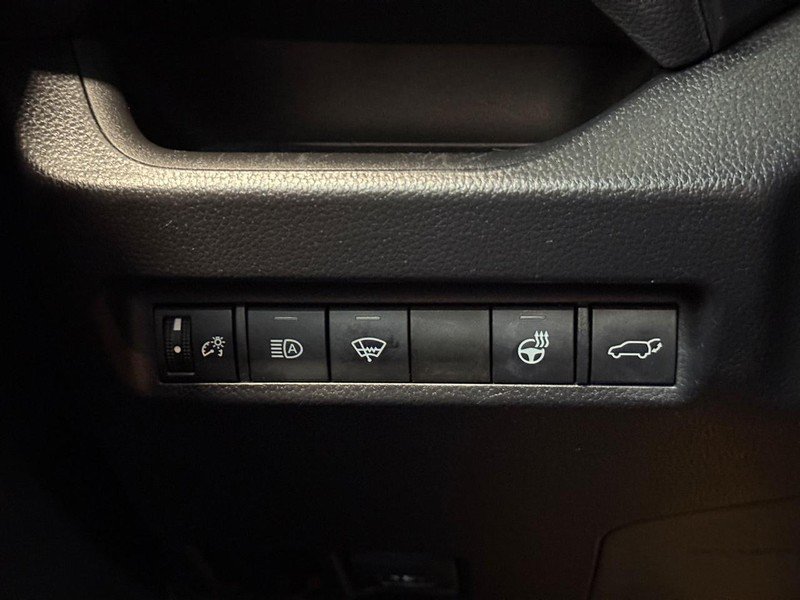 Used 2021 Toyota RAV4 XLE Premium AWD/4WD image 28