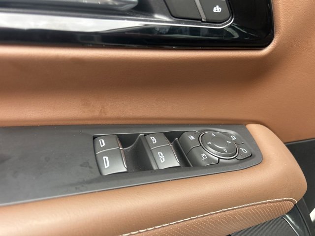 Certified 2025 Chevrolet Suburban High Country image 13