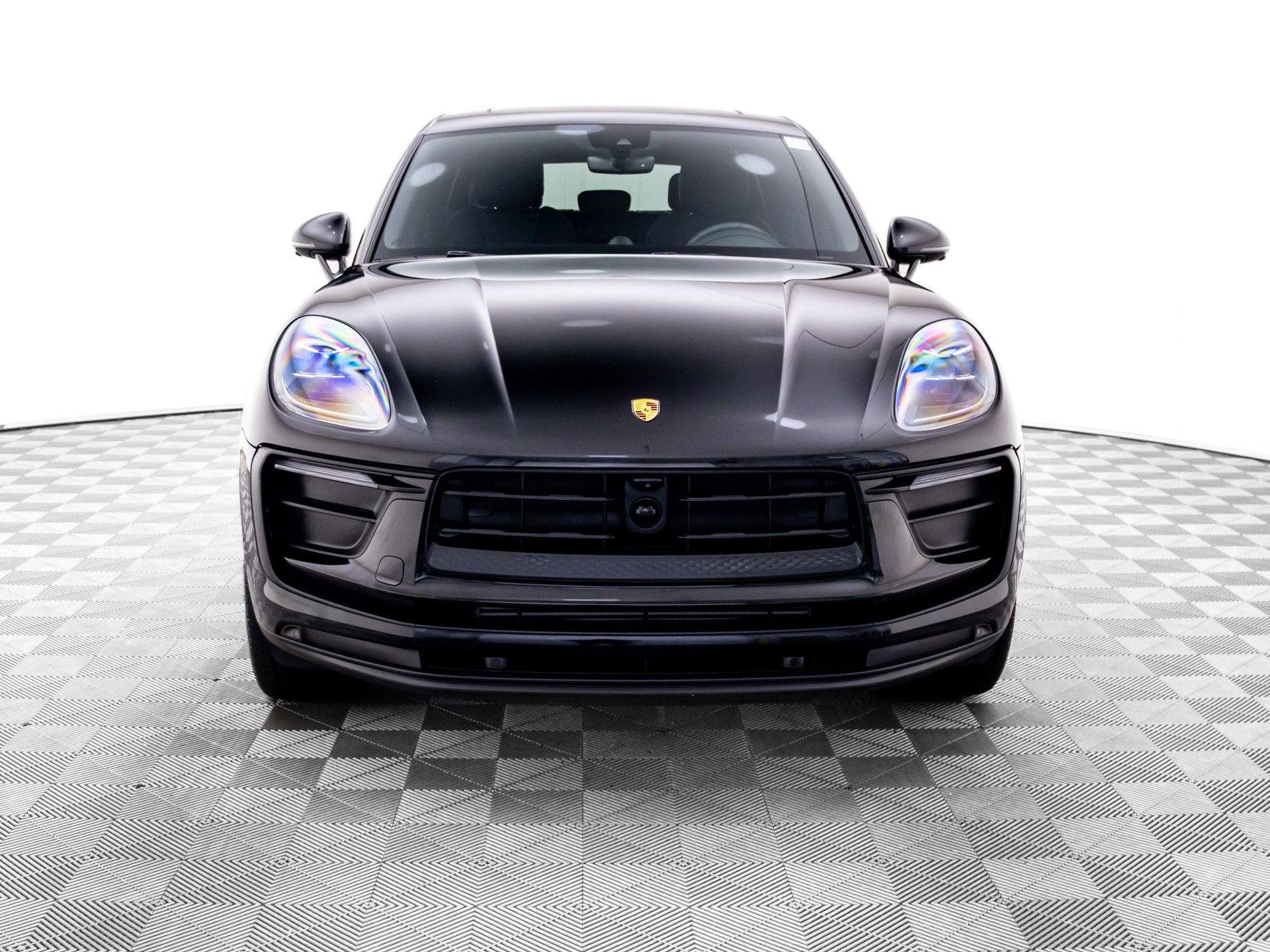 Certified 2025 Porsche Macan AWD/4WD image 9