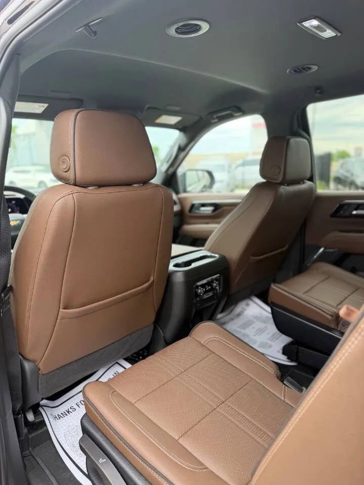 Used 2025 Chevrolet Tahoe High Country AWD/4WD image 18