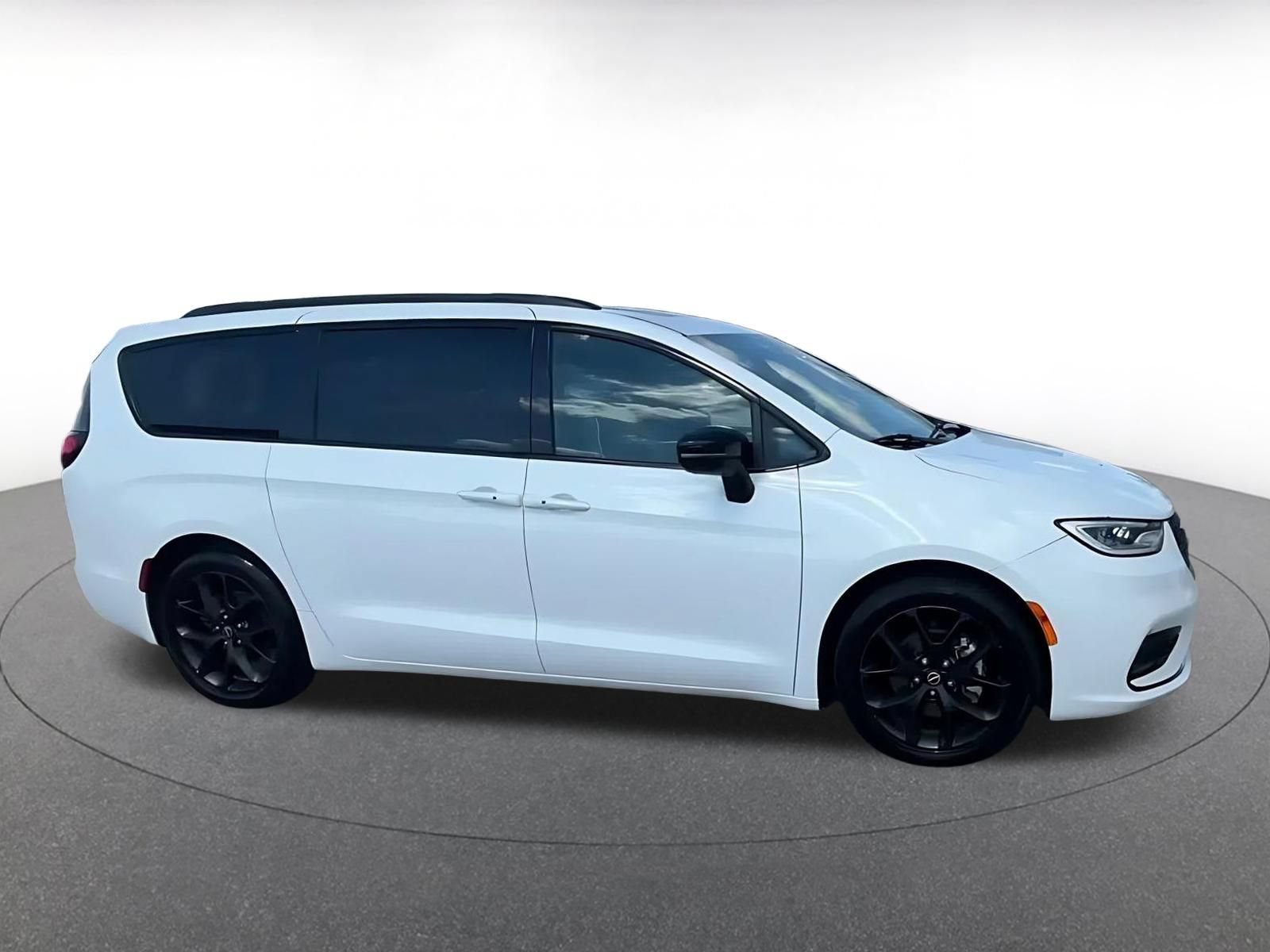 Used 2025 Chrysler Pacifica Limited FWD image 15