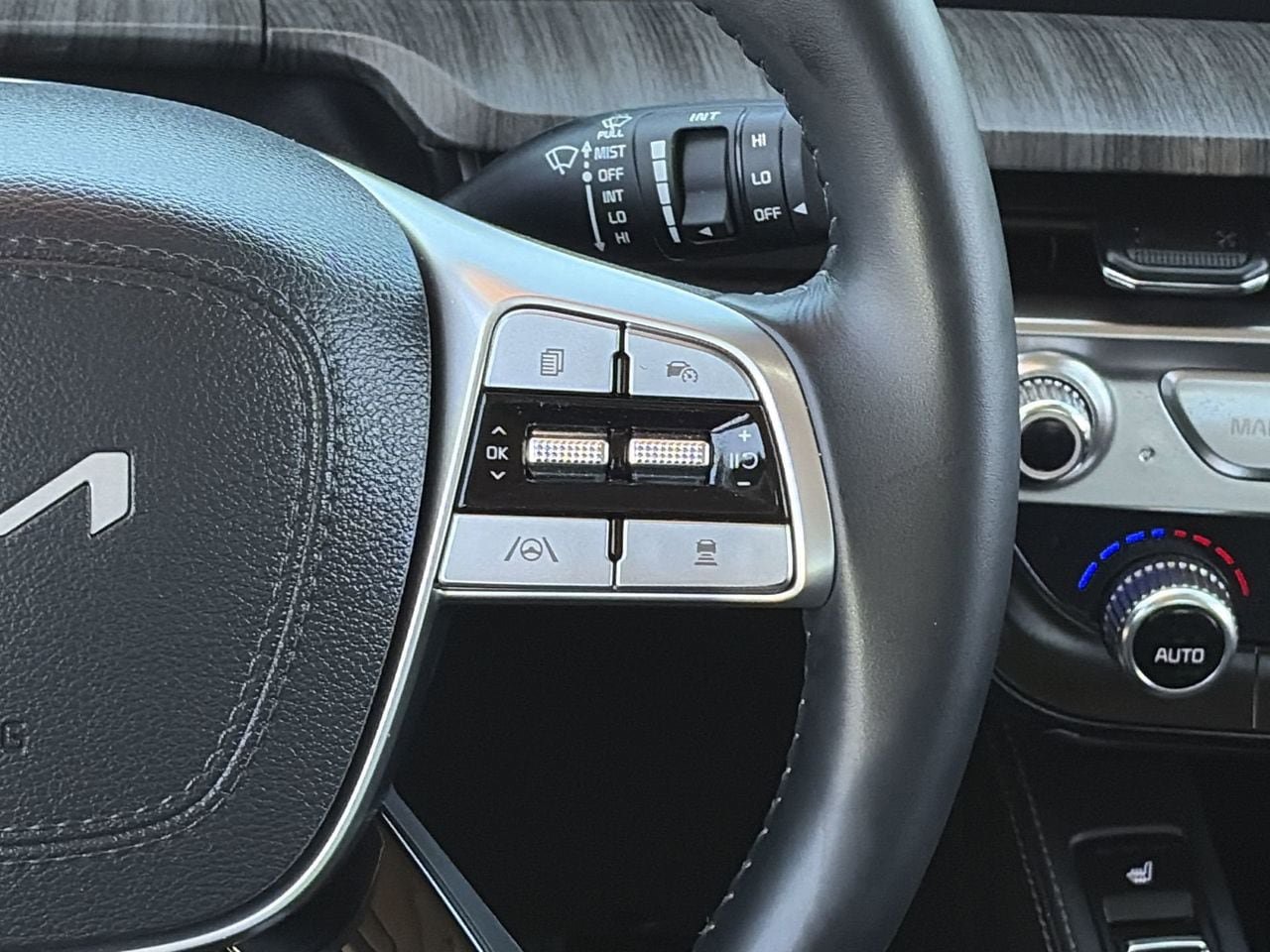 Certified 2025 Kia Telluride EX w/ EX Captain's Chair Package FWD image 23