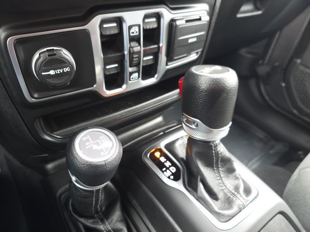 Used 2025 Jeep Wrangler Unlimited Sahara w/ Safety Group AWD/4WD image 32
