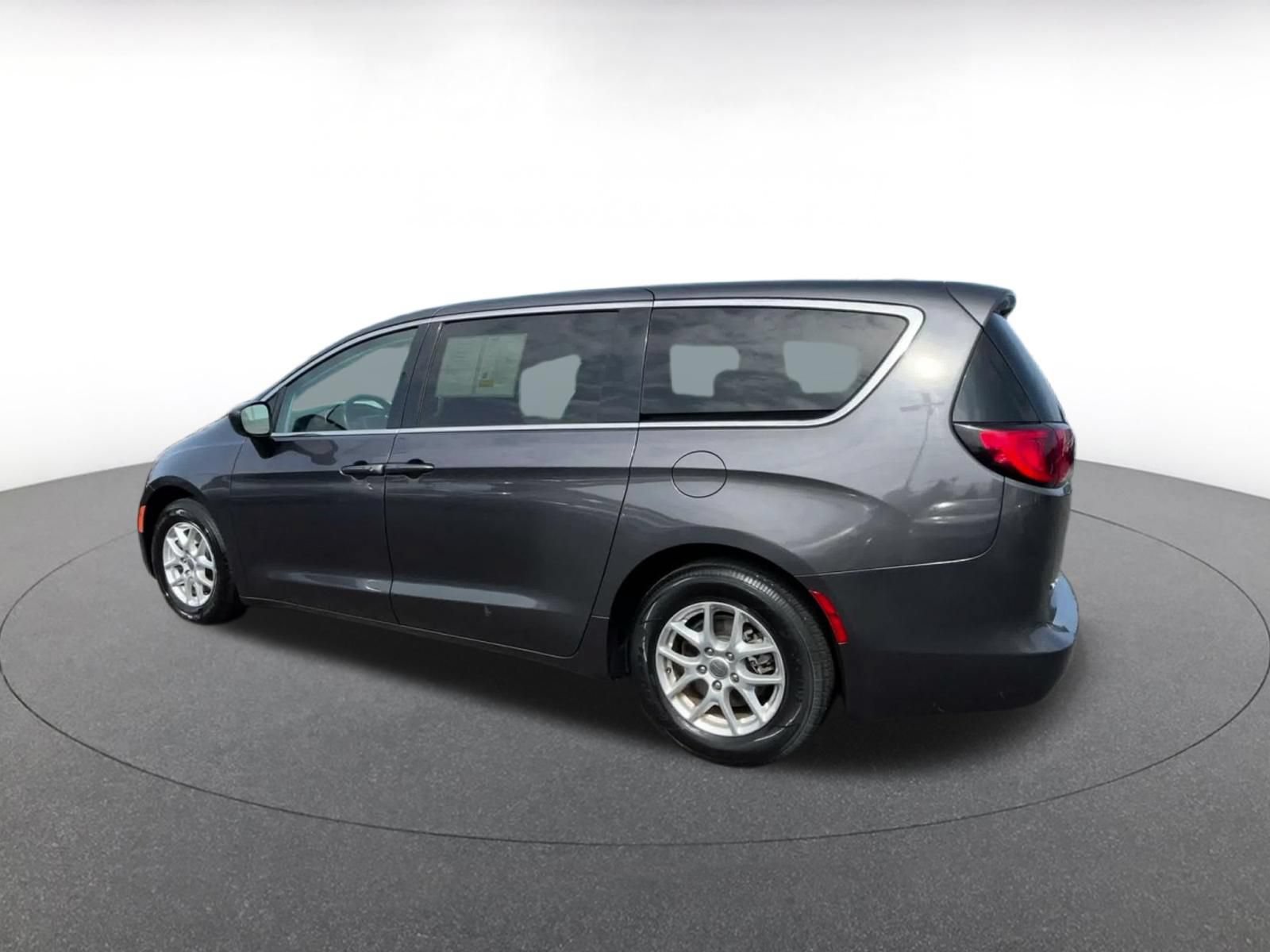 Used 2023 Chrysler Voyager LX FWD image 9