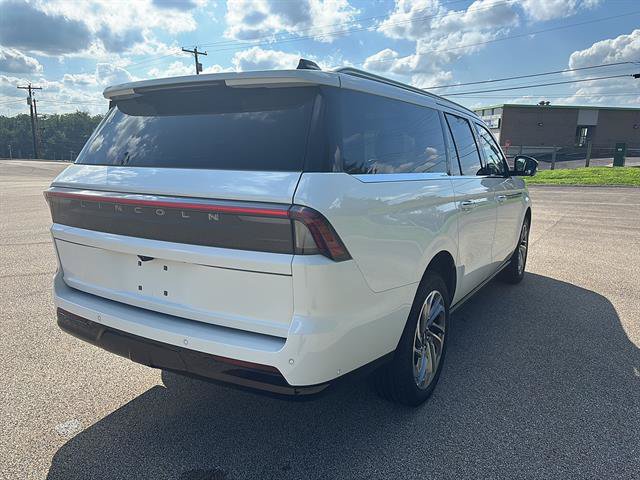 Used 2025 Lincoln Navigator L Reserve AWD/4WD image 4