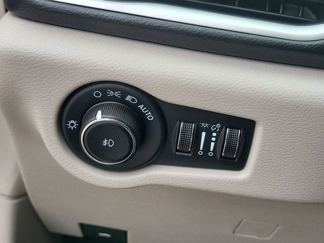 Used 2023 Chrysler Pacifica Touring-L FWD image 9