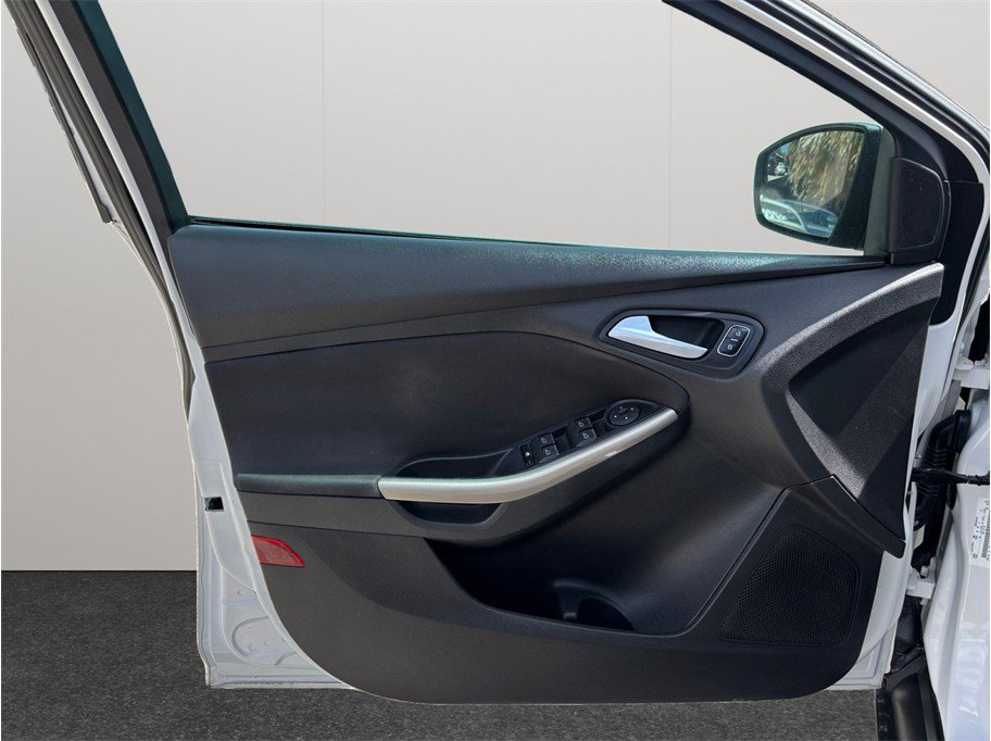 Used 2015 Ford Focus Titanium FWD image 19