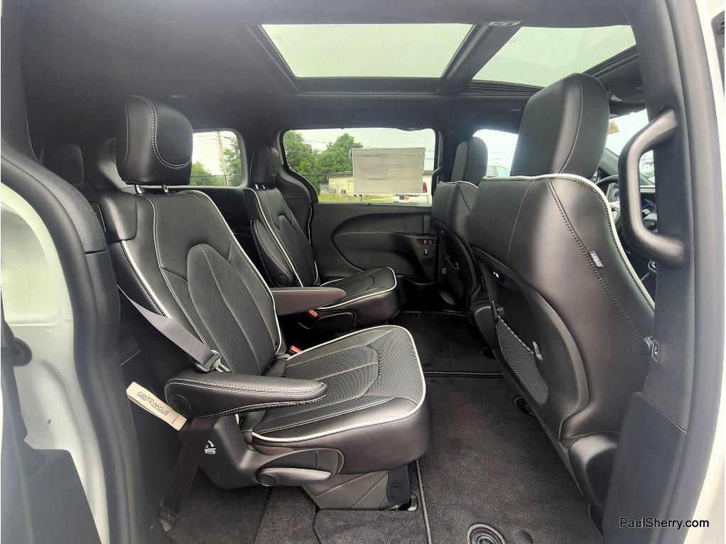 New 2027 Chrysler Pacifica Limited FWD image 44