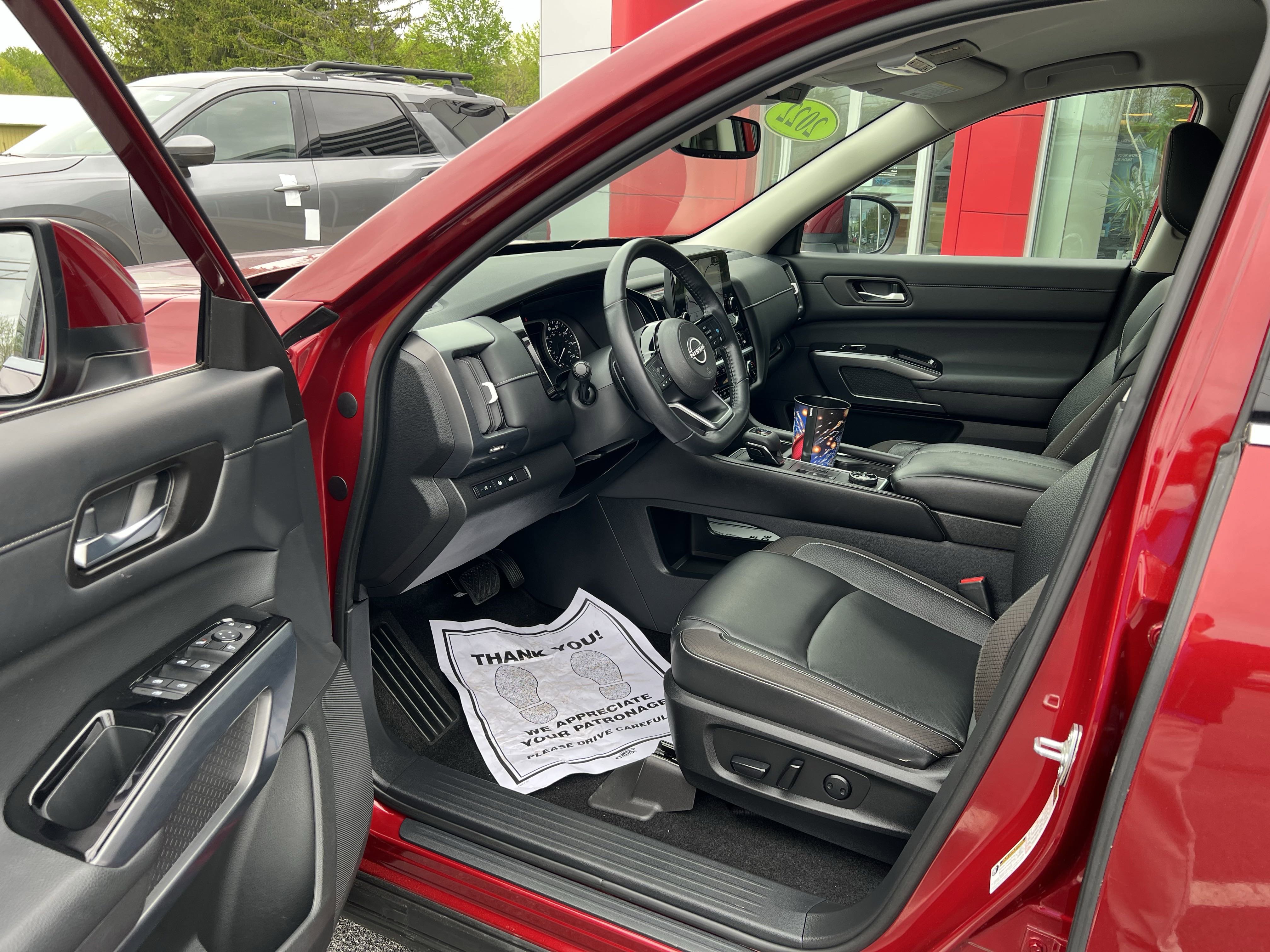 Used 2022 Nissan Pathfinder SL image 3