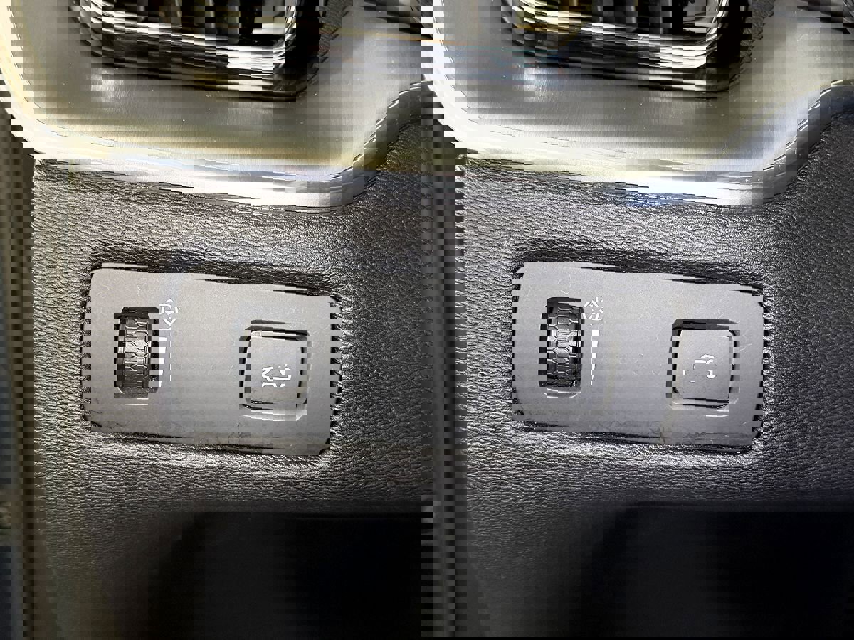 Used 2018 Volvo XC60 T5 Momentum w/ Convenience Package image 20