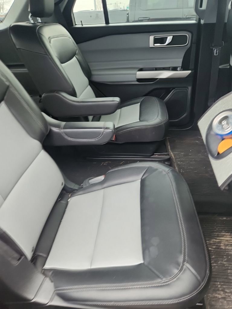 Used 2022 Ford Explorer XLT w/ Equipment Group 202A image 3