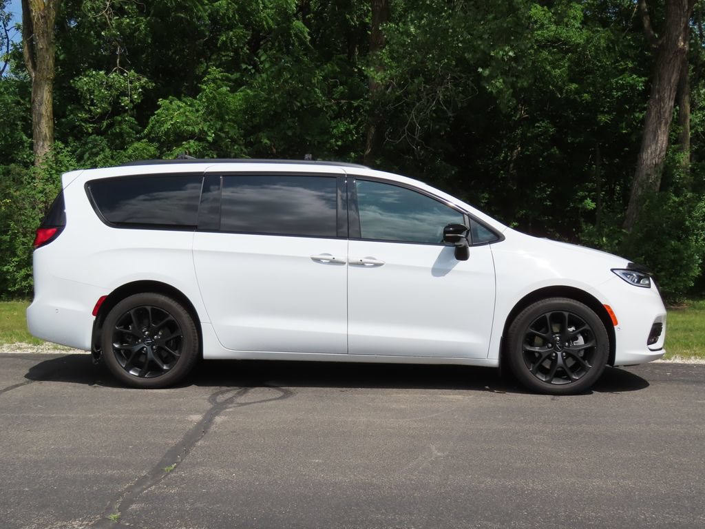 Used 2024 Chrysler Pacifica Limited w/ Uconnect Theater Family Group AWD/4WD image 2