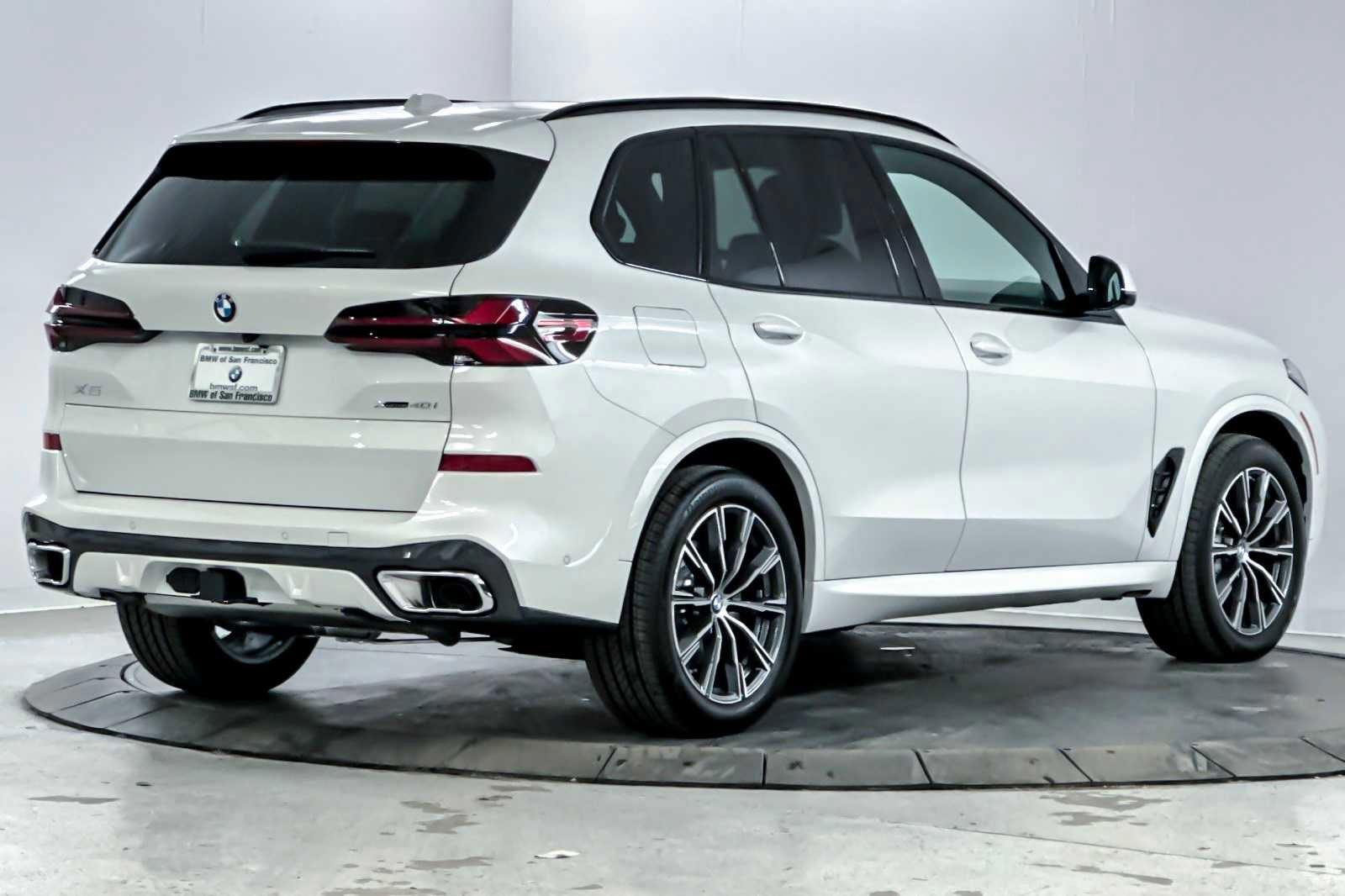 New 2026 BMW X5 xDrive40i w/ Executive Package image 2