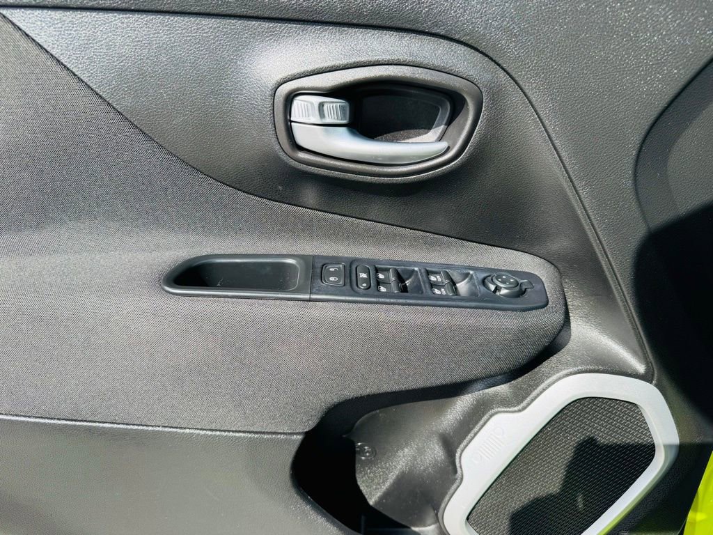 Used 2018 Jeep Renegade Latitude w/ Cold Weather Group AWD/4WD image 9