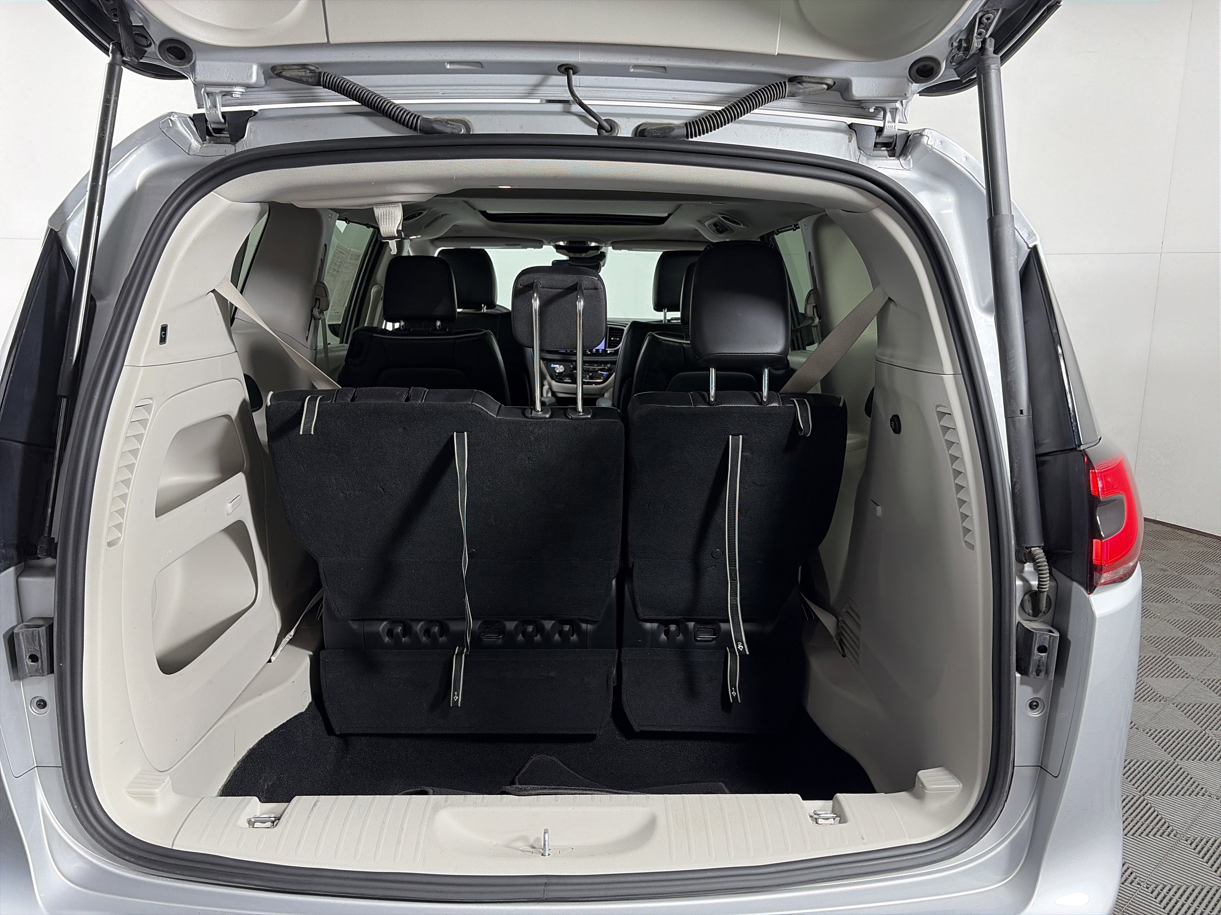 Used 2024 Chrysler Pacifica Limited image 20